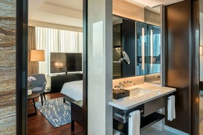 Chambre Deluxe, 1 trĂšs grand lit | Minibar, coffres-forts dans les chambres, bureau, rideaux occultants