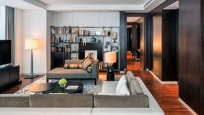 A modern living room with a sofa, a coffee table, a bookshelf, and a TV. - Hyatt Regency Shanghai Global Harbor (Shanghai)