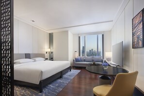 Frigobar, cofres nos quartos, escrivaninha, cortinas blackout