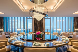 2 restaurants; breakfast, lunch, dinner, and brunch served - Hyatt Regency Shanghai Global Harbor (Shanghai)
