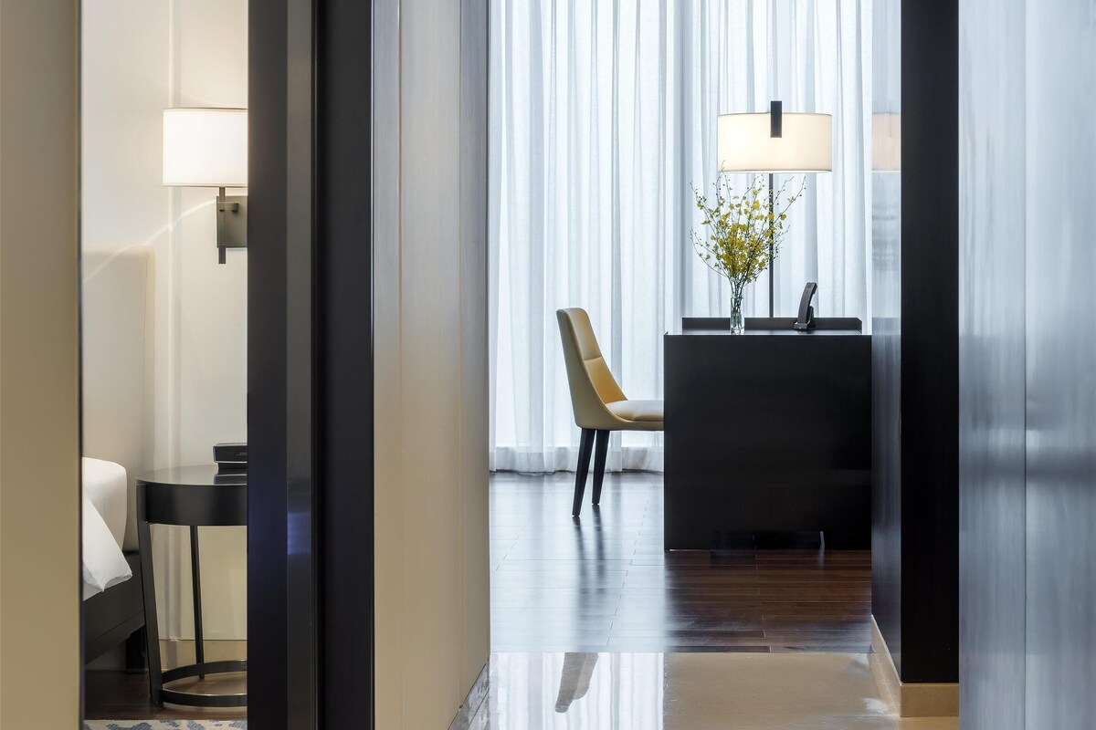 Minibar, caja de seguridad en la habitación y escritorio 