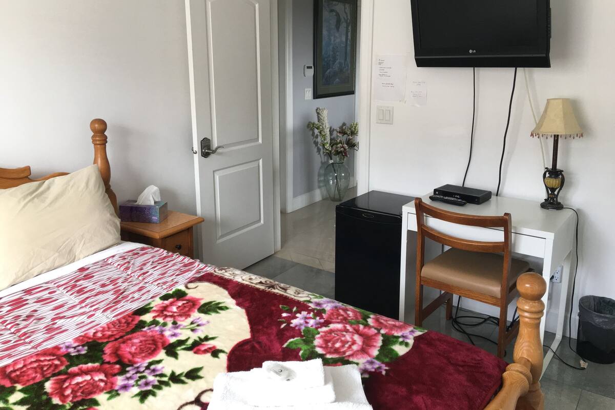 Basic Room, 1 Double Bed | Free WiFi, bed sheets