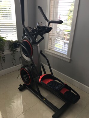 Fitness facility - WHITEHOUSE Guesthouse (Vancouver)