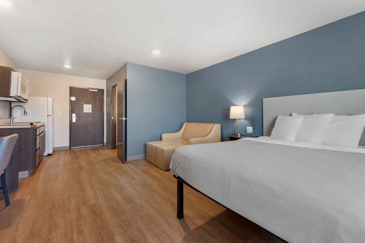 Deluxe Studio, 1 Queen Bed with Sofa bed, Non Smoking, Refrigerator & Microwave | Desk, laptop workspace, iron/ironing board (on request), WiFi (free)