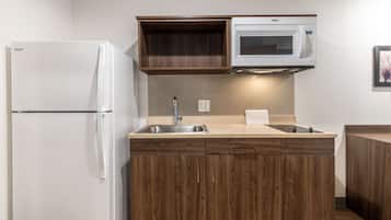 Estudio estándar, 1 cama Queen size, para no fumadores, refrigerador y microondas | Cocina privada | Refrigerador con congelador, microondas y parrilla de estufa