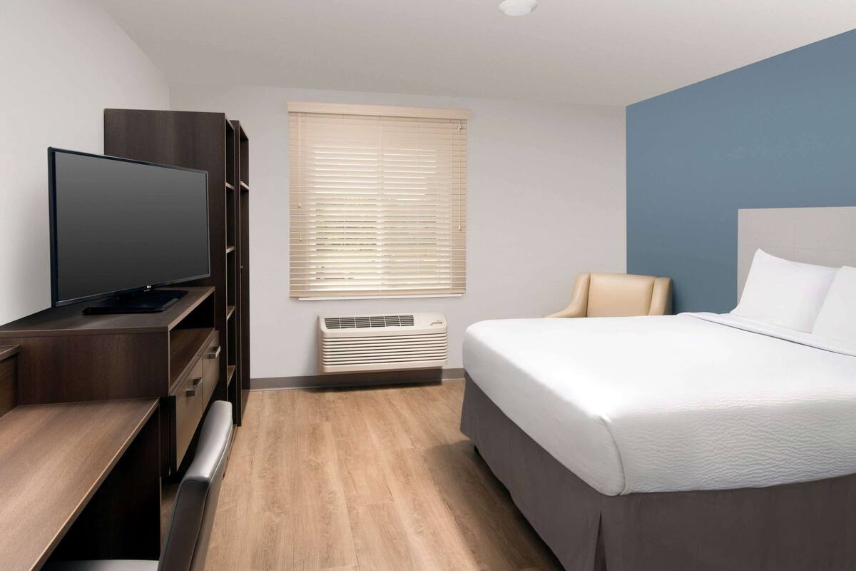 Studio – standard, 1 queensize-seng, ikke-røyk, kjøleskap og mikrobølgeovn | Skrivebord, skrivebord for bærbar PC og strykejern/-brett