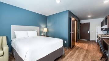 Deluxe Studio, 1 Queen Bed with Sofa bed, Non Smoking, Refrigerator & Microwave | Desk, laptop workspace, iron/ironing board, free WiFi