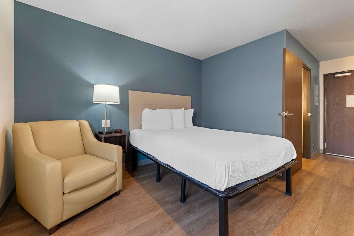 Standard Studio, 1 Queen Bed, Non Smoking, Refrigerator & Microwave | Desk, laptop workspace, iron/ironing board (on request), WiFi (free)