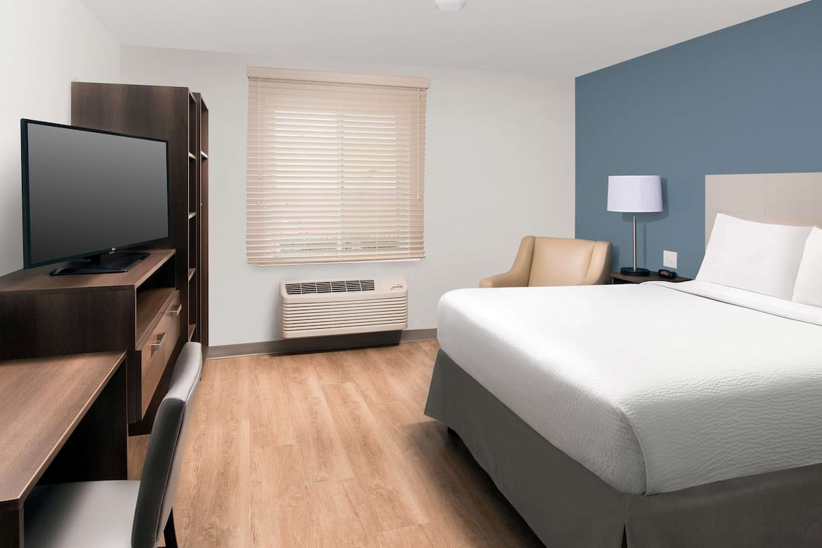 Standard Studio, 1 Queen Bed, Non Smoking, Refrigerator & Microwave | Desk, laptop workspace, iron/ironing board, free WiFi