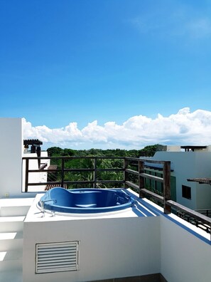 Comfort Penthouse, 2 Bedrooms, Garden View, Garden Area | Private spa tub
