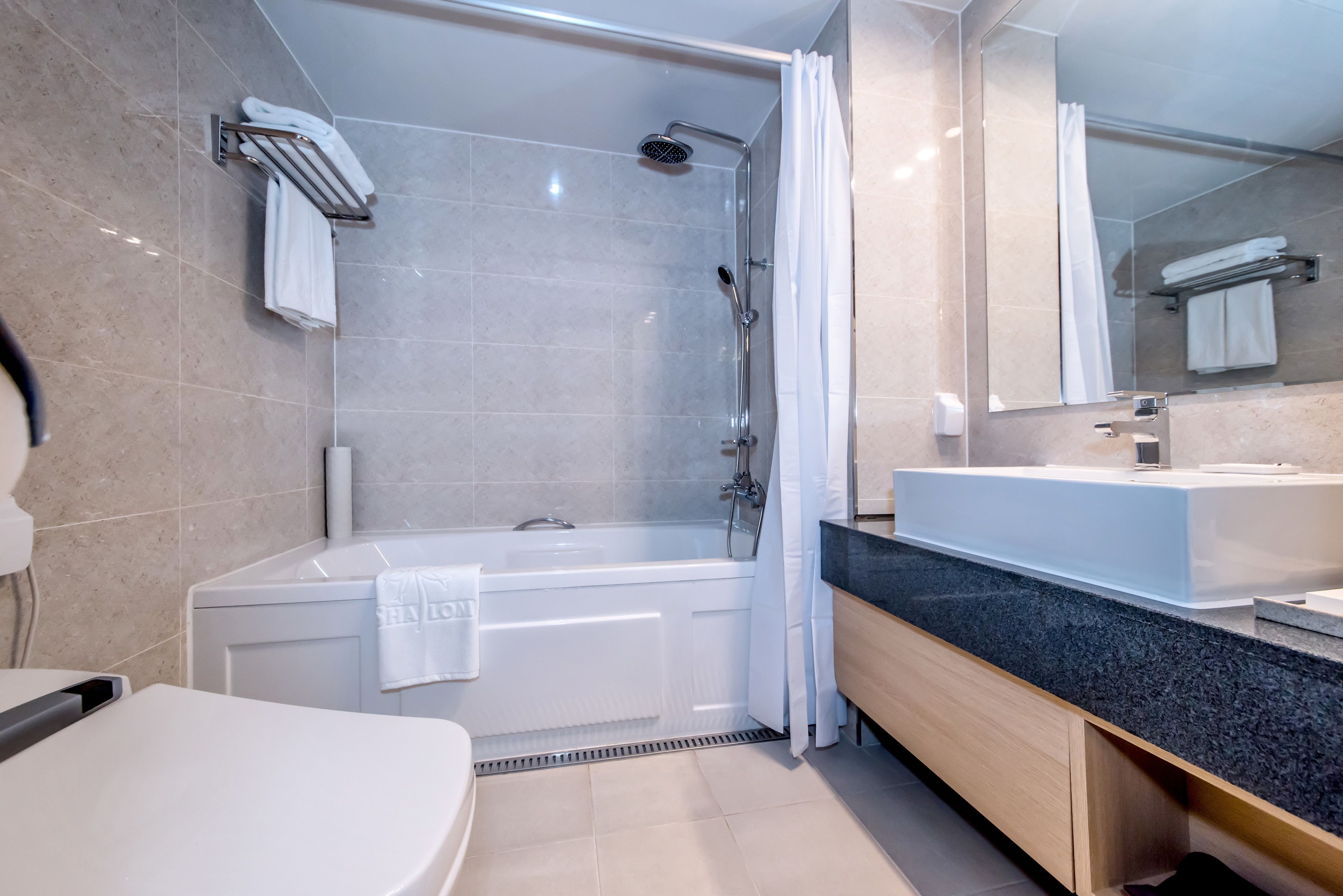 deluxe room (korean ondol) | bathroom | combined shower/bathtub, free toiletries, hair dryer, bathrobes