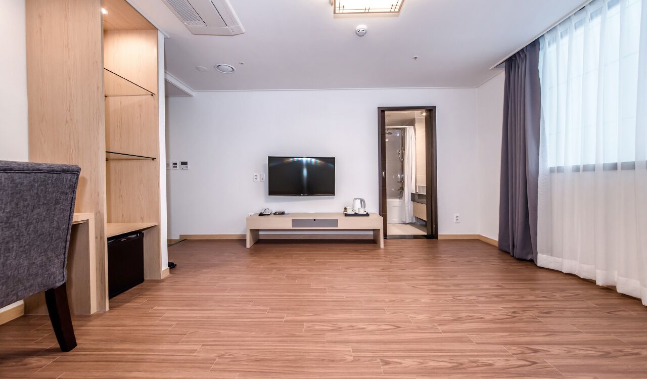 deluxe room (korean ondol) | desk, blackout curtains, free wifi