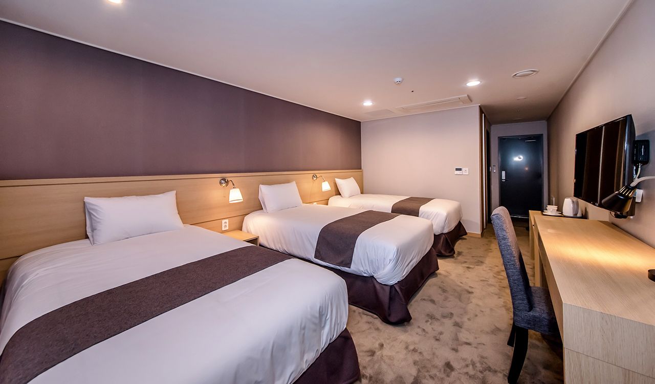 deluxe triple room | desk, blackout curtains, free wifi