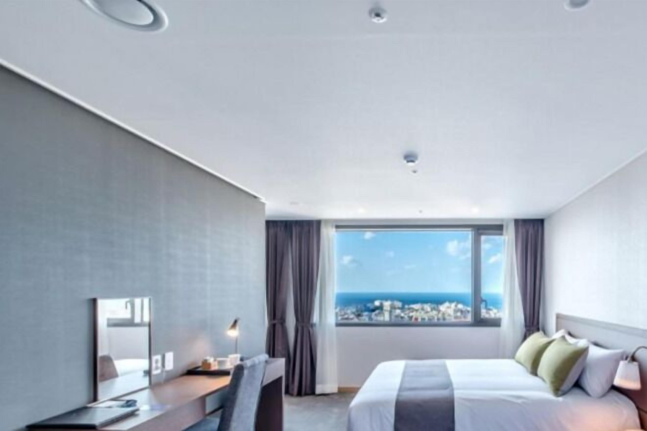 Escrivaninha, cortinas blackout, Wi-Fi de cortesia