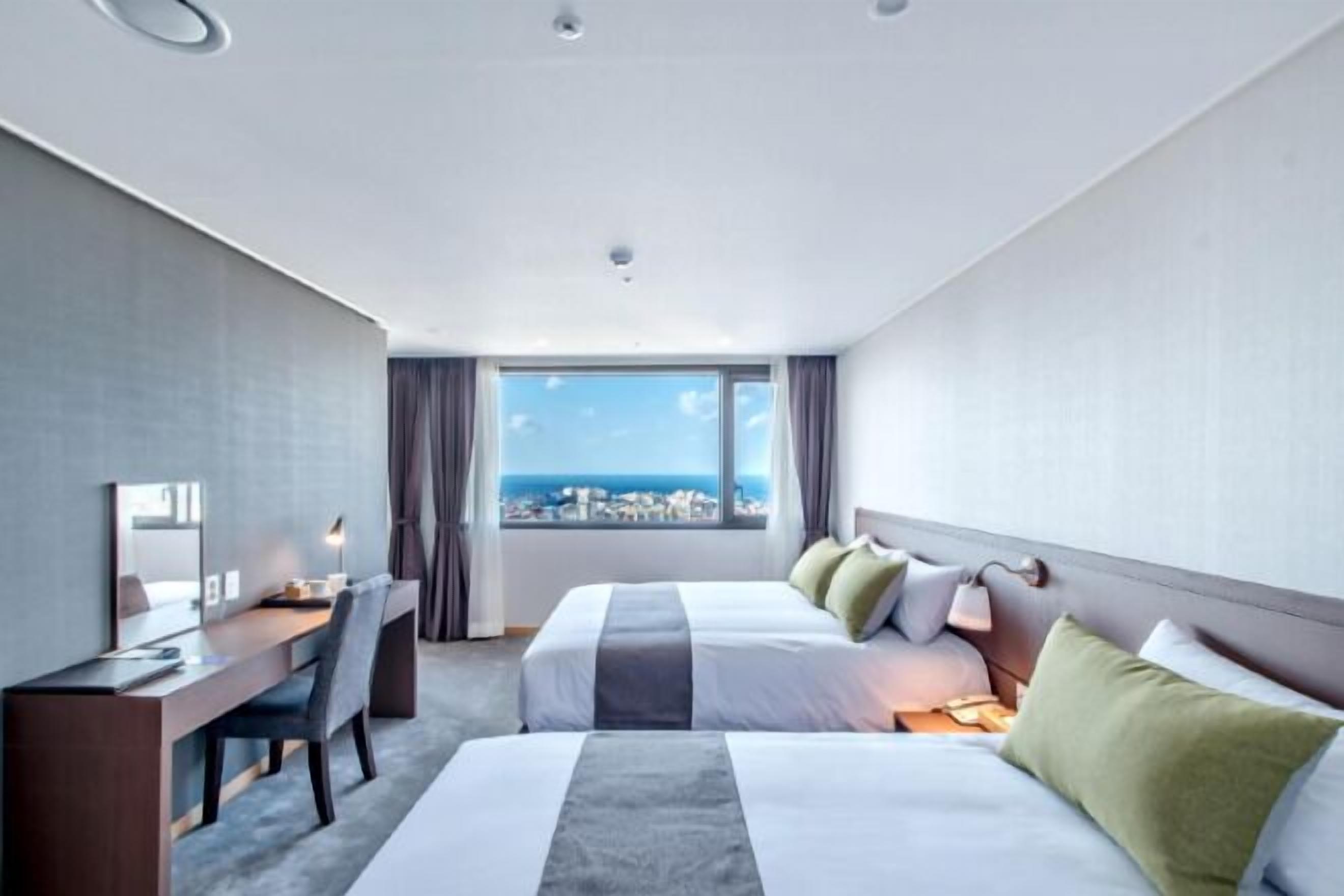 Escrivaninha, cortinas blackout, Wi-Fi de cortesia