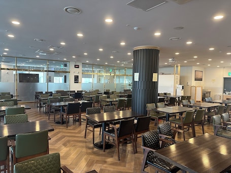 每日供应自助式早餐(每人 KRW 15000)