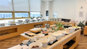 Un buffet allestito con diversi cibi e stoviglie.