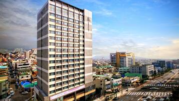 Vista frontal de la propiedad