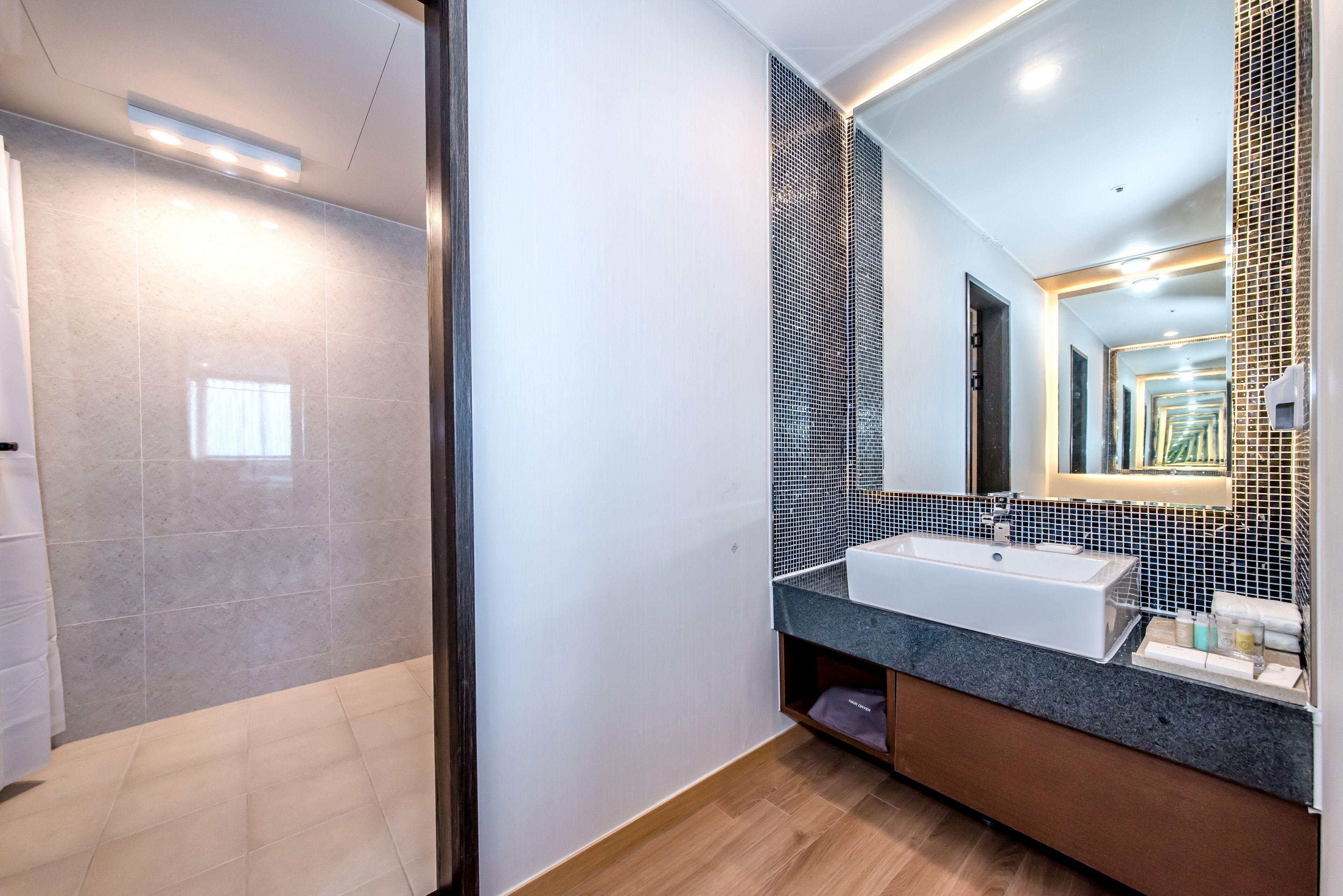 deluxe suite (mountain/ocean view assigned on site) | bathroom | combined shower/bathtub, free toiletries, hair dryer, bathrobes