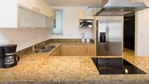 Comfort Condo, 2 Bedrooms, City View, Courtyard Area | Private kitchen | Coffee/tea maker, fridge, microwave, oven - Comfortable 2BR Loft 300 m from the beach by Happy Address (Playa del Carmen)