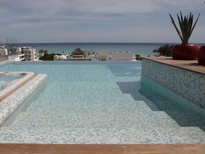 Pool auf dem Dach