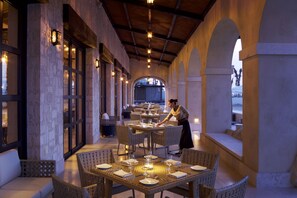 2 restaurants; breakfast, lunch, and dinner served