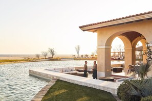 Outdoor dining - Grand Solmar The Residences (Cabo San Lucas)