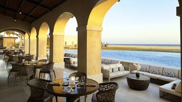 2 restaurantes; se sirven desayunos y cocina local e internacional