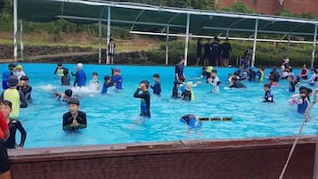 Una piscina al aire libre