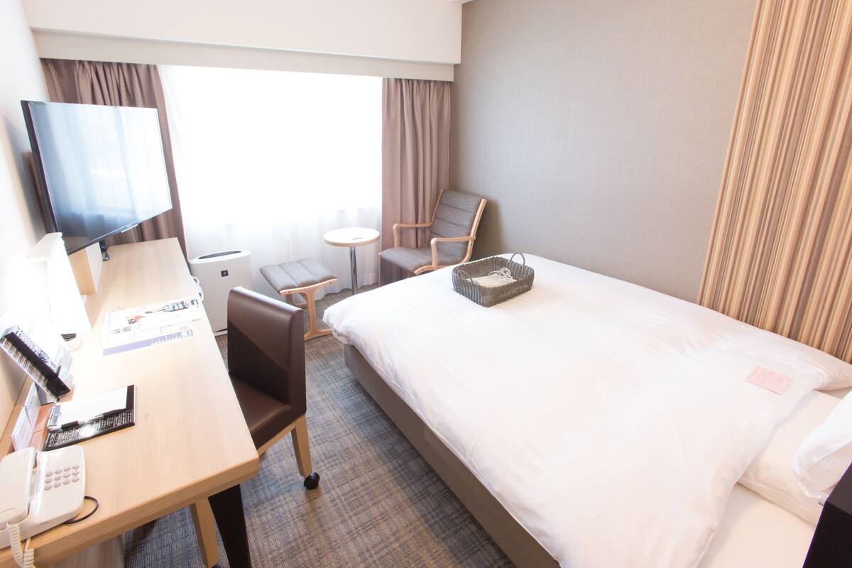 Down comforters, desk, WiFi (free), bed sheets
