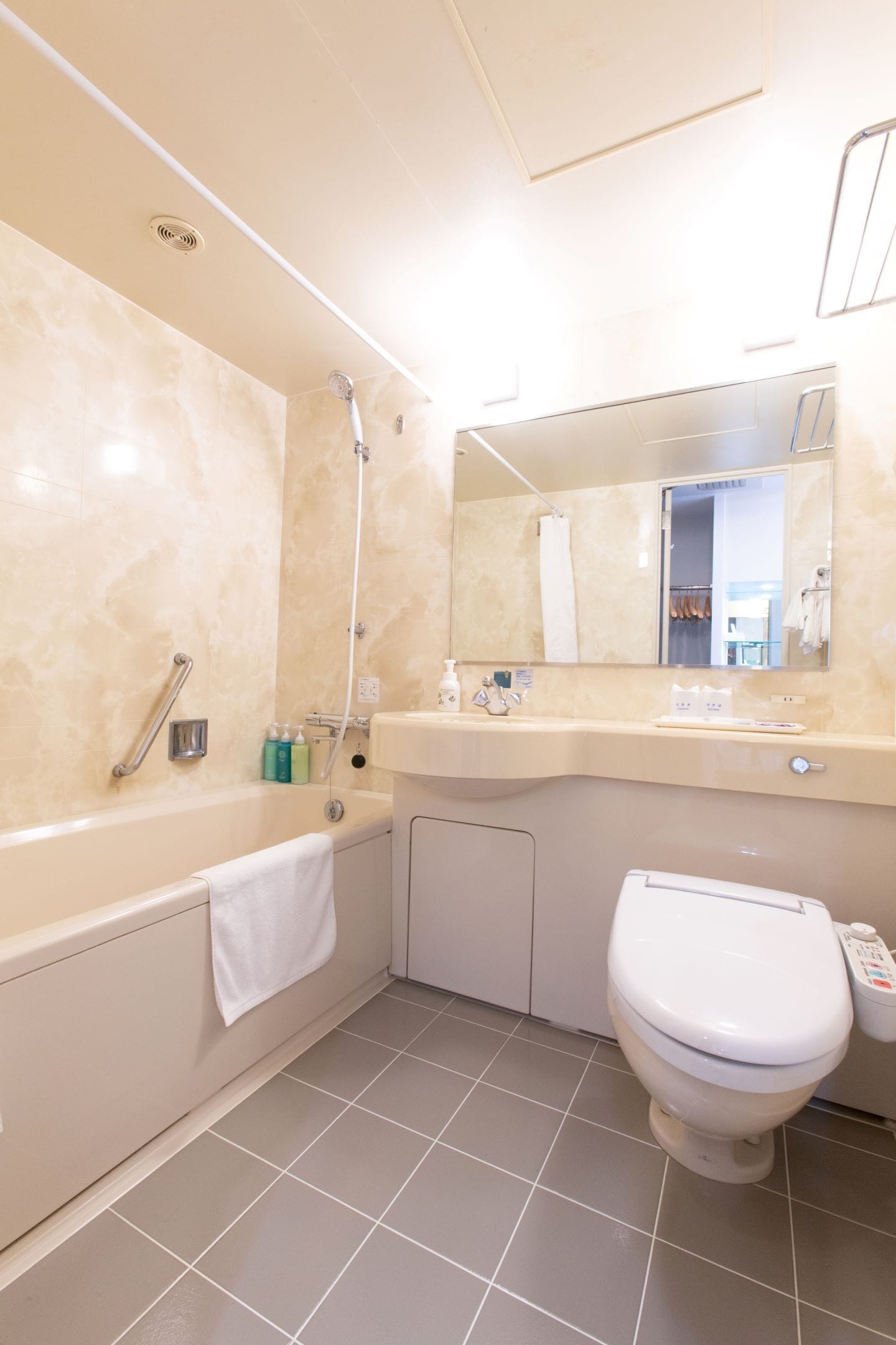 Une salle de bain moderne équipée d’une baignoire, de toilettes et d’un lavabo.