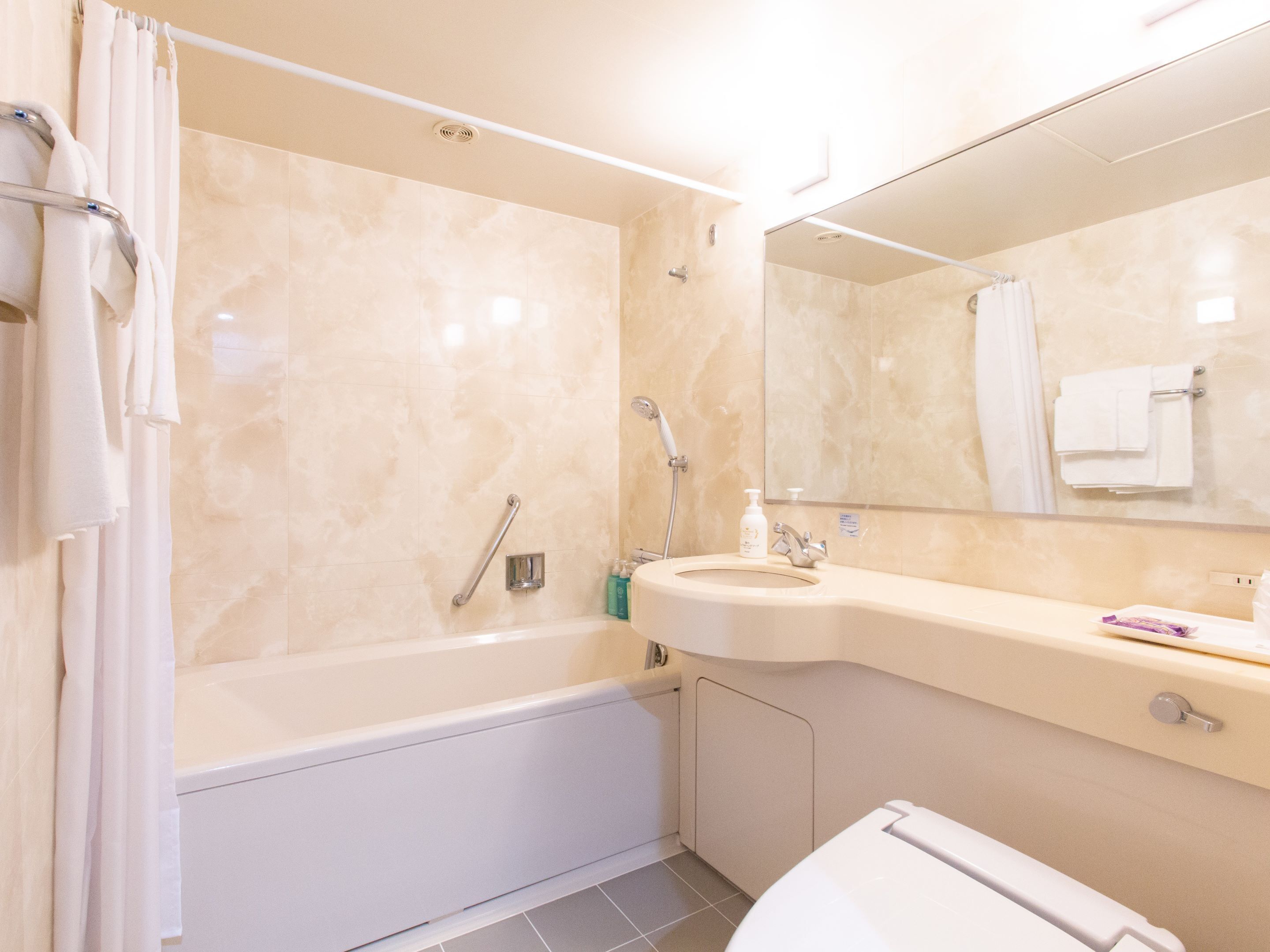 superior twin room, non smoking | bathroom | combined shower/bathtub, free toiletries, hair dryer, bathrobes