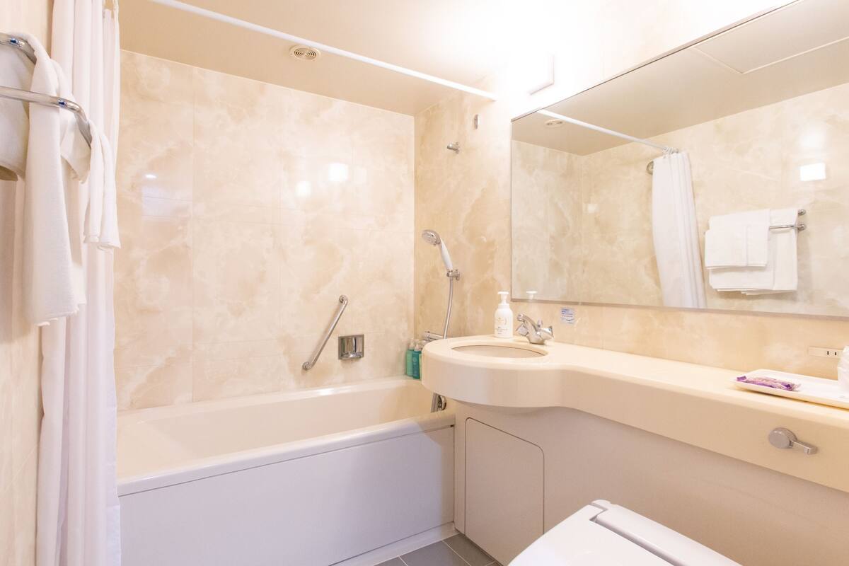 superior twin room, non smoking | bathroom | combined shower/bathtub, free toiletries, hair dryer, bathrobes