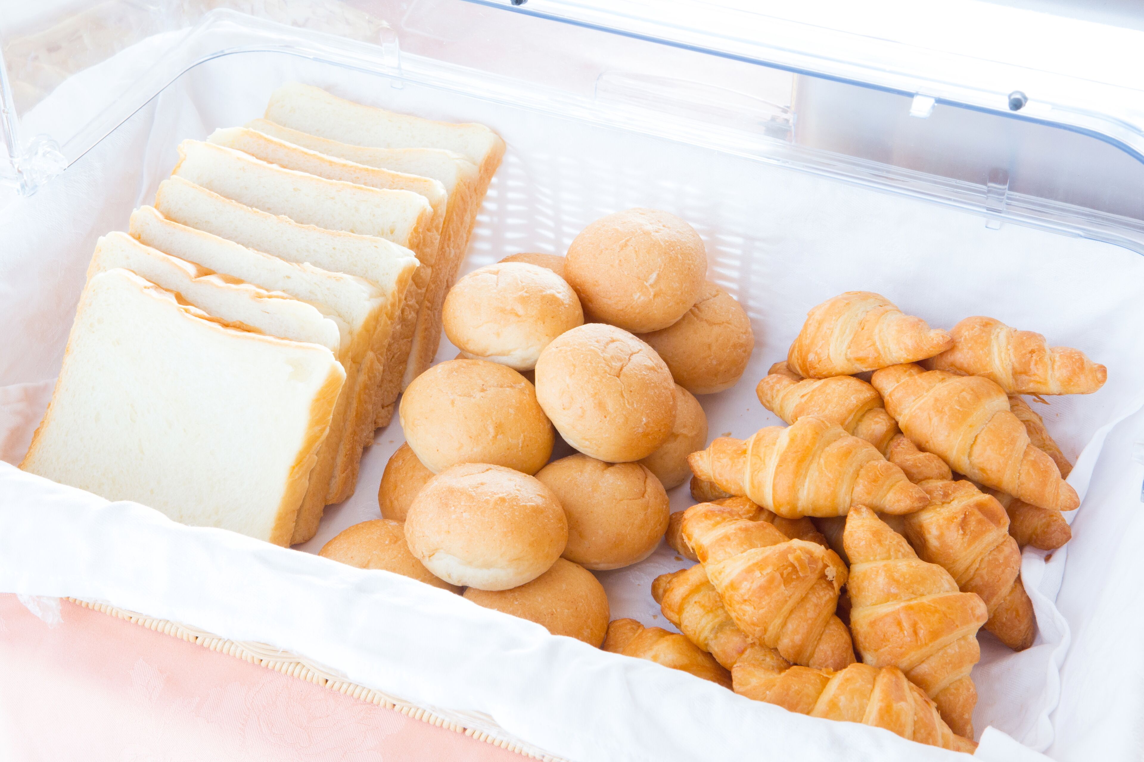 Exhibición de comida con pan y pasteles.