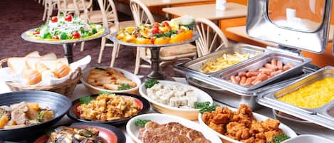 Se ofrece un desayuno bufé (1800 JPY por persona)