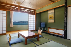Tradisjonelt rom, sjøutsikt (Japanese Style, Private Toilet) | Safe på rommet, skrivebord og barnesenger (inkludert)