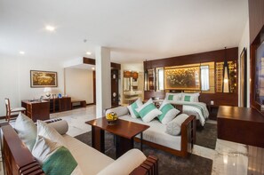 Lotus Suite | Roupas de cama premium, frigobar, cofres nos quartos, escrivaninha