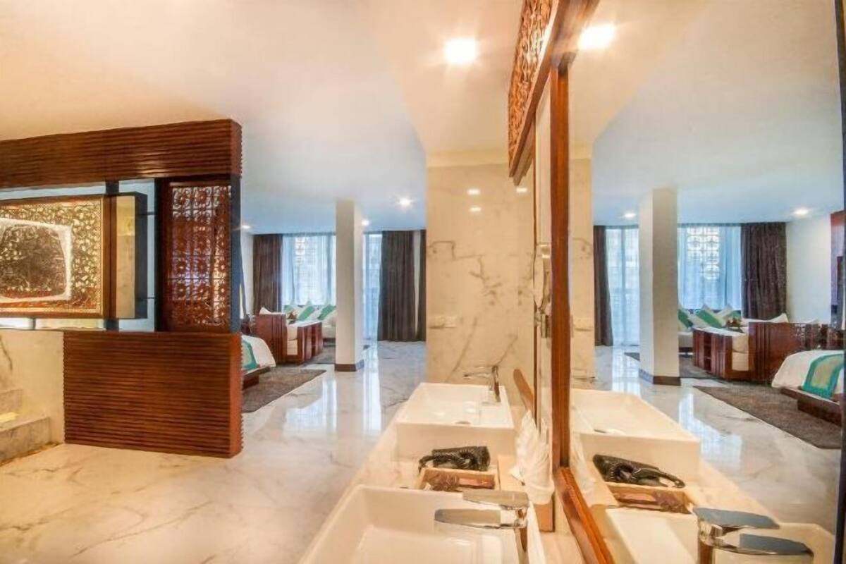 Bathroom | Shower, rainfall showerhead, free toiletries, hair dryer