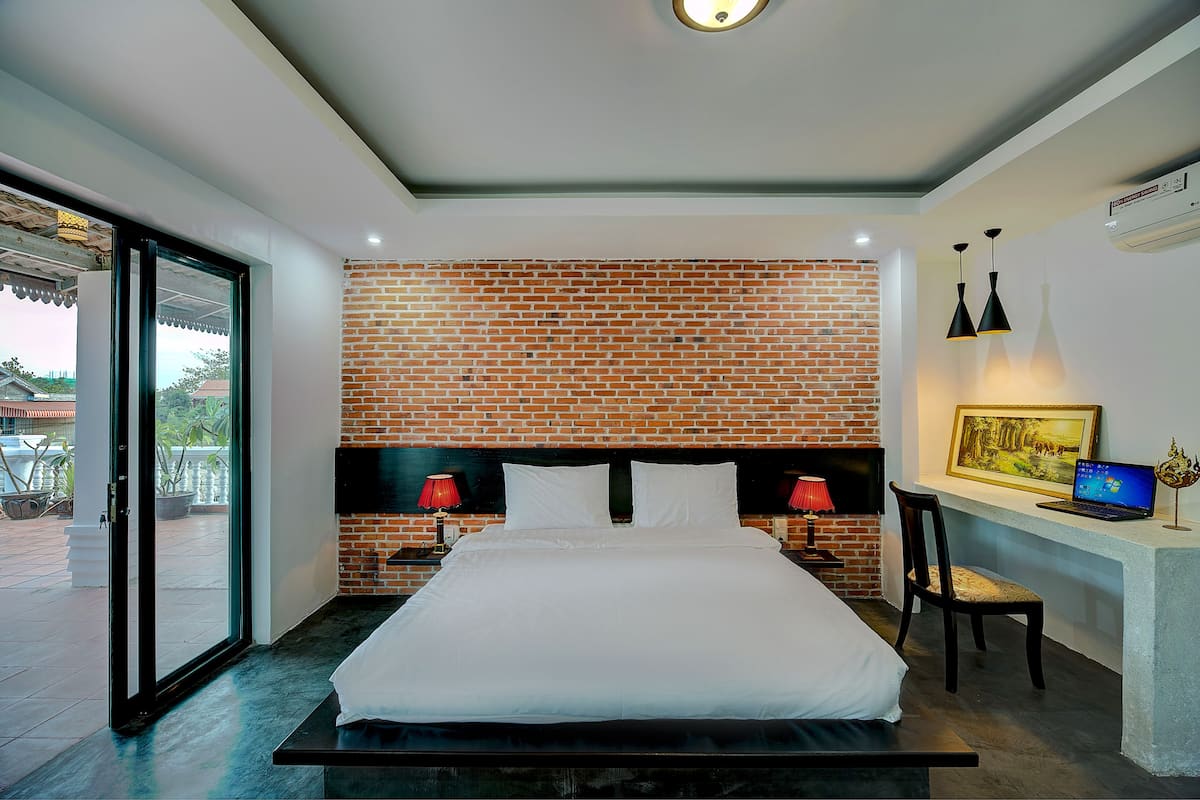 Suite, 1 cama King size, balcón | Caja de seguridad en la habitación, escritorio y wifi gratis