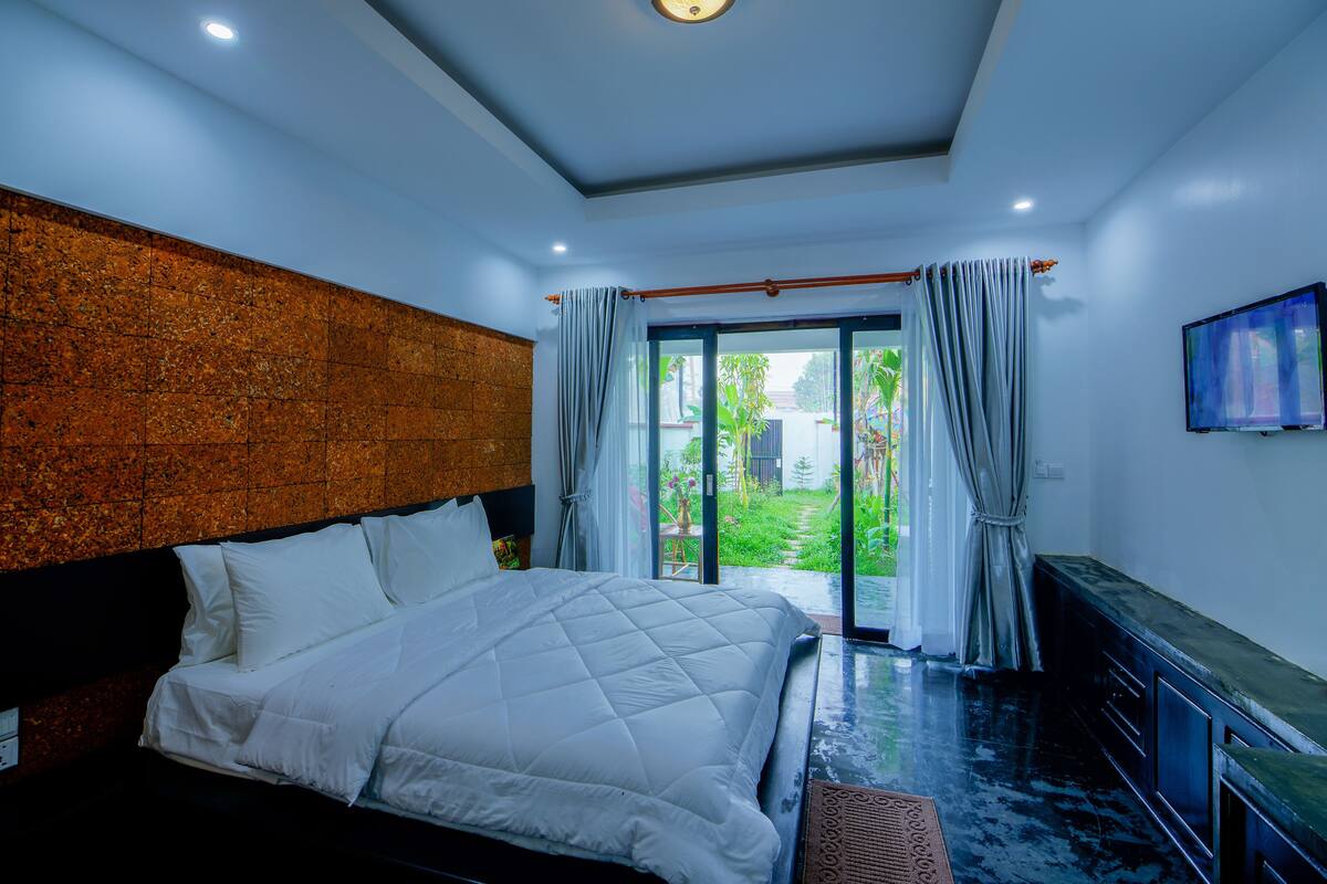 Room, 1 King Bed, Balcony | In-room safe, desk, free WiFi