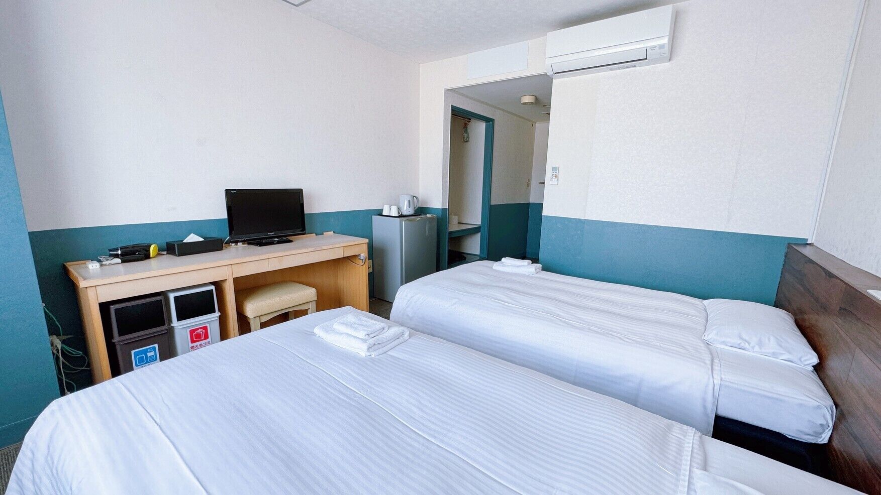 Blackout drapes, free WiFi, bed sheets