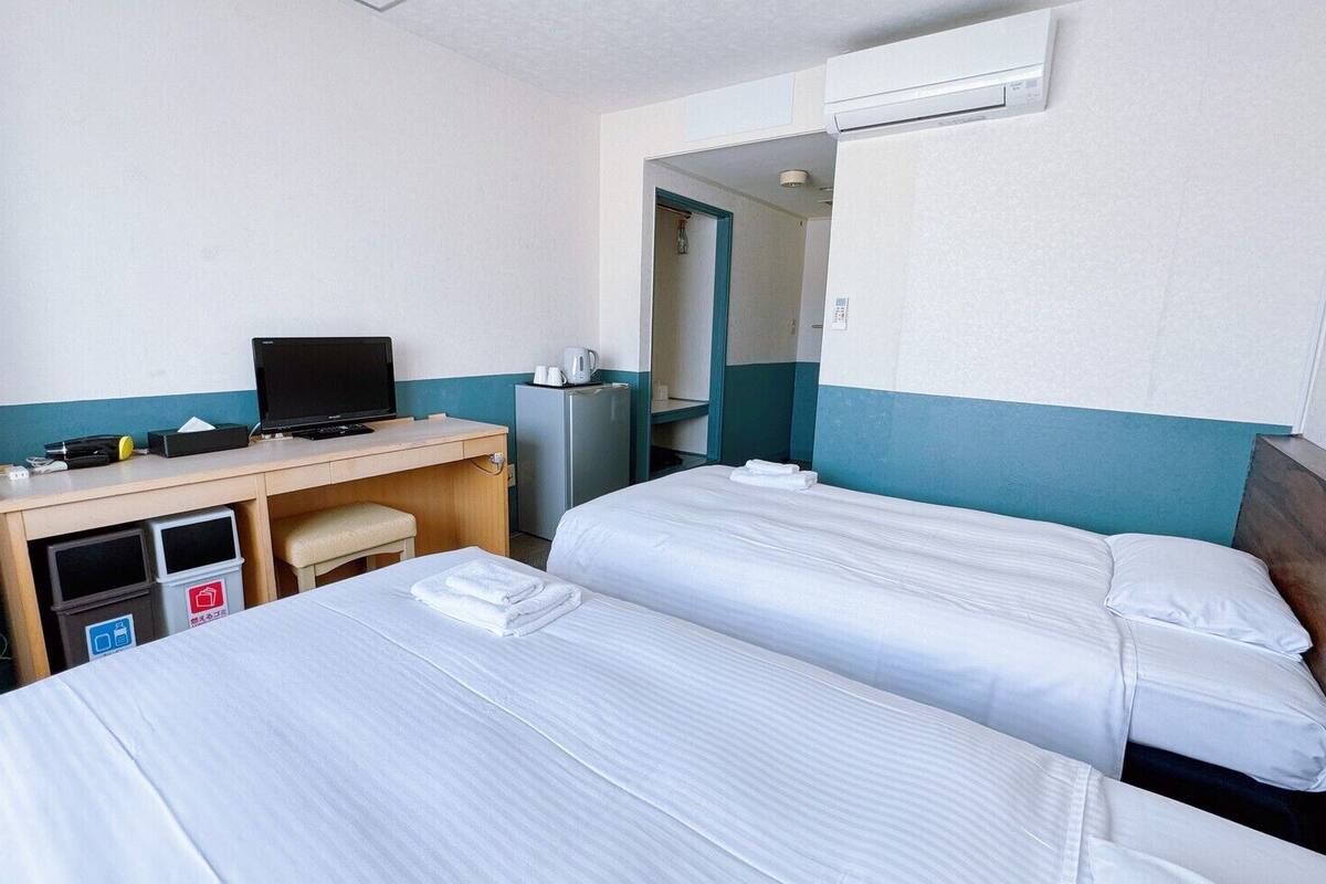 Blackout drapes, free WiFi, bed sheets