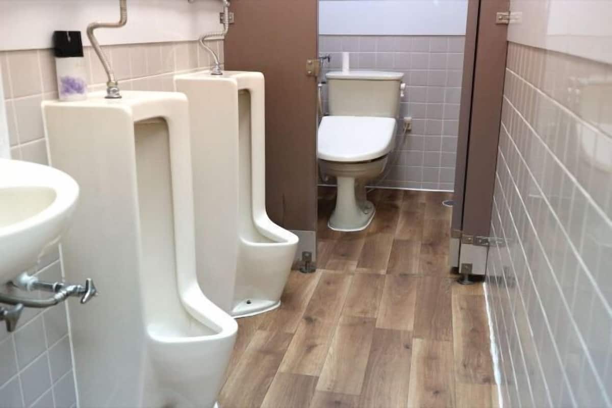 Articles de toilette gratuits, sèche-cheveux, chaussons