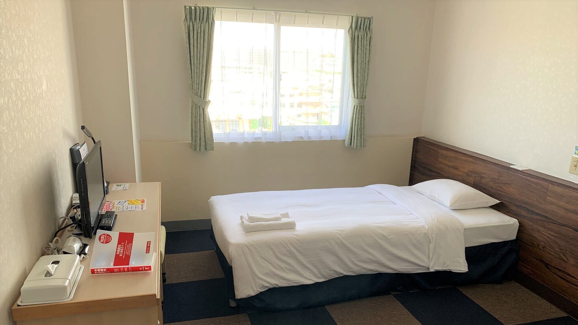 Blackout drapes, free WiFi, bed sheets