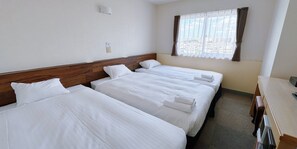 Dreibettzimmer, Nichtraucher | Verdunkelungsvorhänge, kostenloses WLAN, Bettwäsche