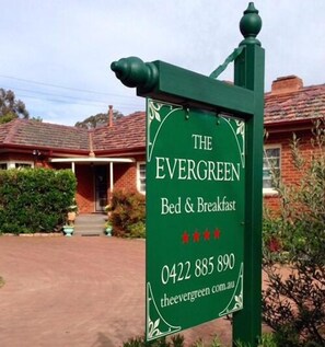 Exterior - The Evergreen B&B (Braddon)