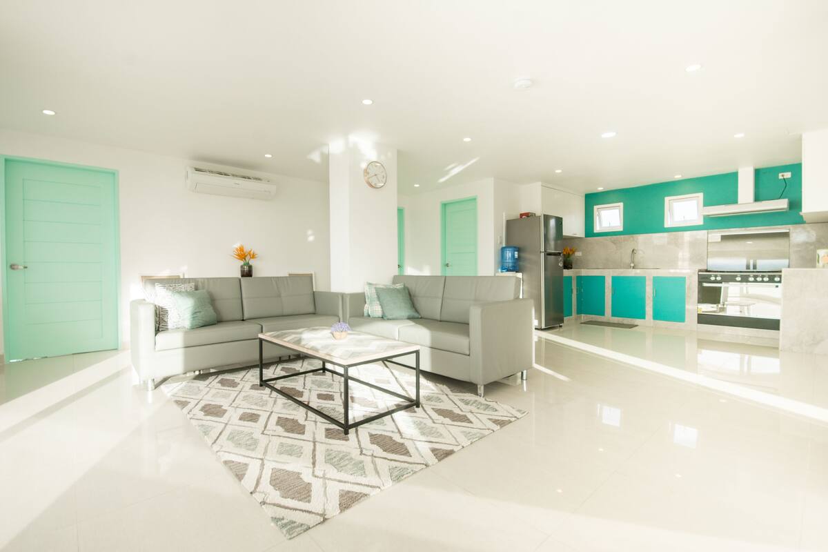 penthouse, 2 bedrooms, kitchen | living room | plasma tv