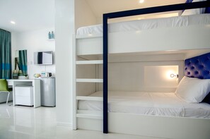 Familie suite | Een minibar, een kluis op de kamer, een bureau, verduisterende gordijnen