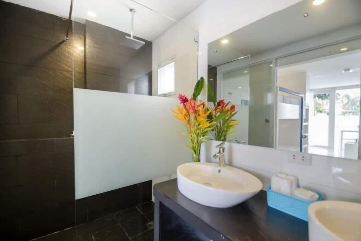 Bathroom | Shower, rainfall showerhead, free toiletries, hair dryer