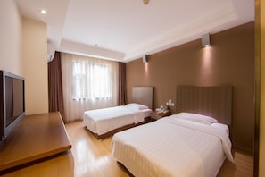 Escrivaninha, cortinas blackout, Wi-Fi de cortesia